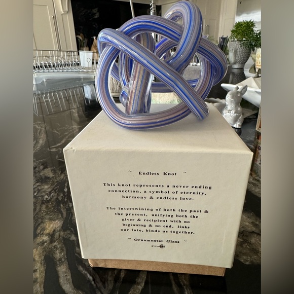 Glass Endless Knot / Infinity Knot - Picture 2 of 10